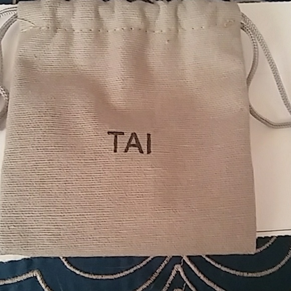 🆕TAI Hoop Earrings - Picture 4 of 6